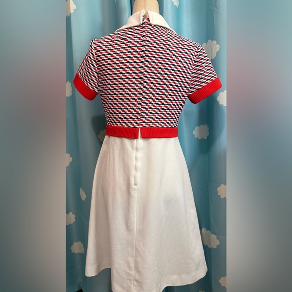 Vintage polyester fit n flare striped red, white, blue collared dress. - Picture 4 of 7